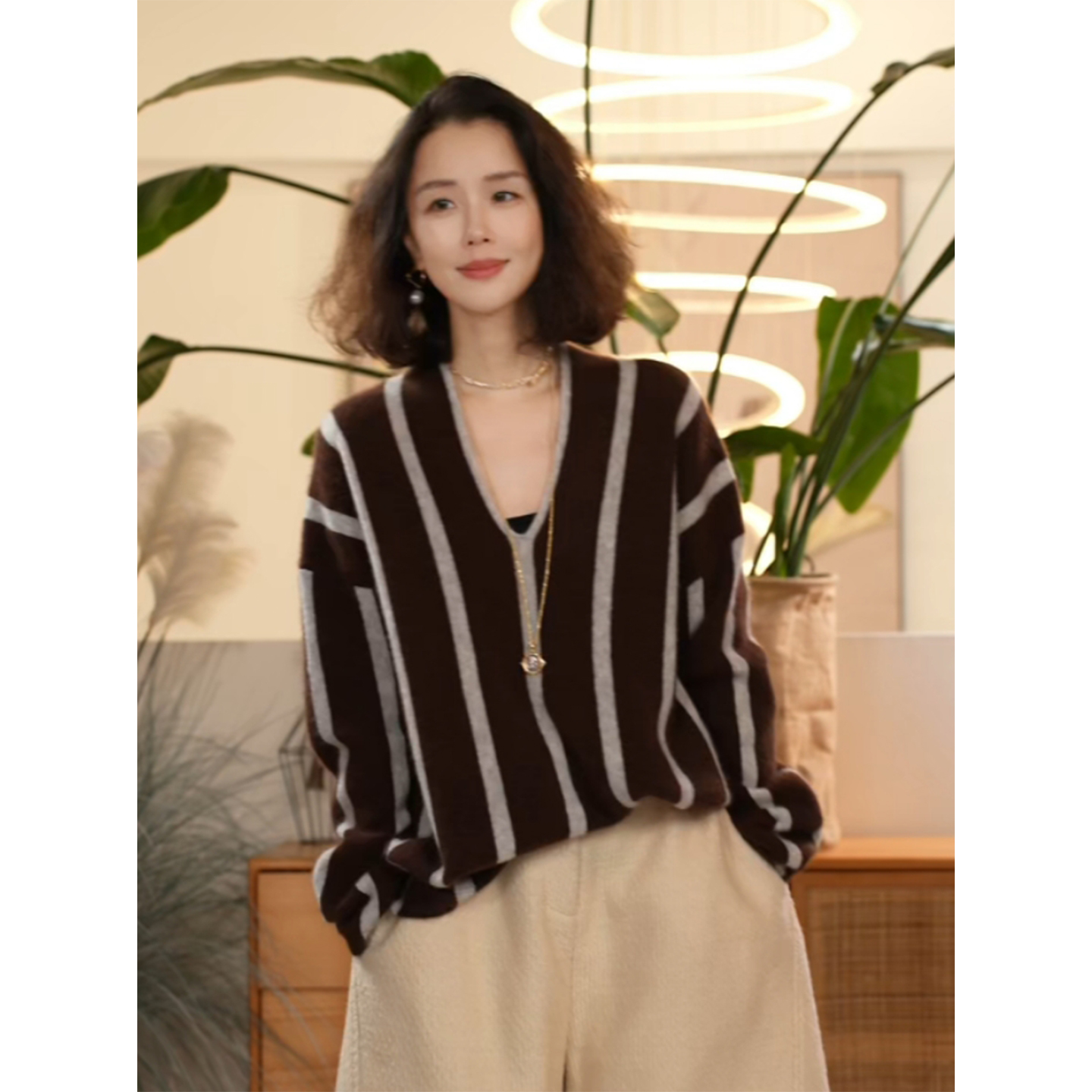 山羊绒复古V领毛针织衫女慵懒