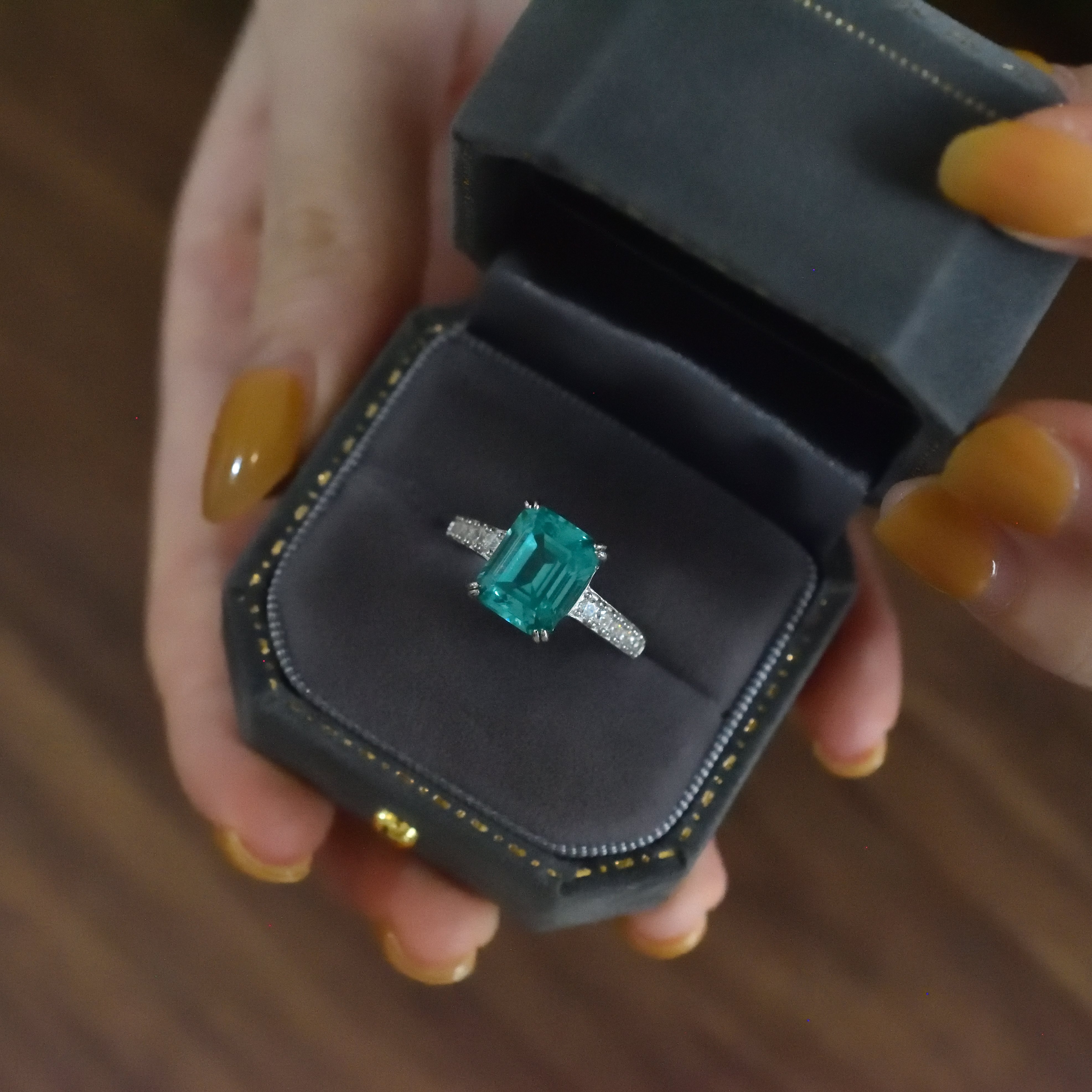 培育彩宝帕拉伊巴人造钇铝榴石