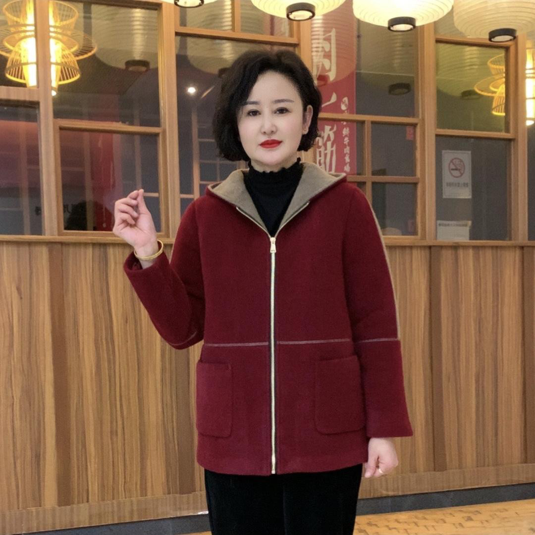 妈妈冬装加厚保暖连帽水貂绒大衣中老年女装