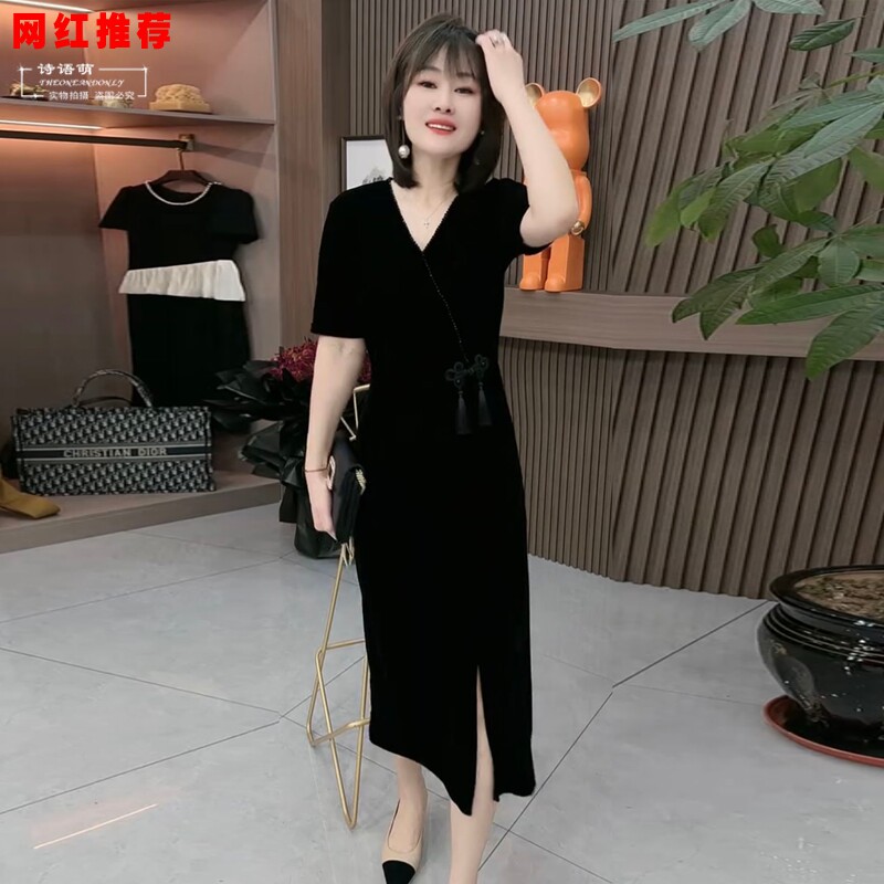 法式丝绒连衣裙女网红同款2025夏季新款时尚显瘦百搭高级感开叉裙