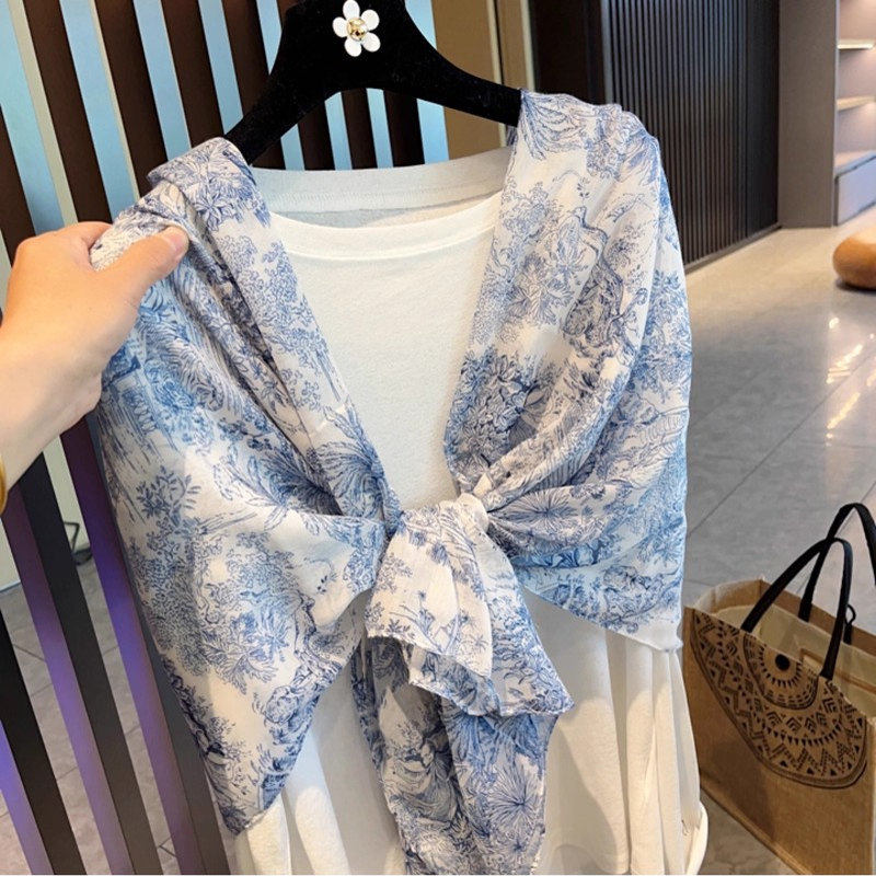 青花新款春夏柔软棉麻围巾出游旅行披肩两用春秋百搭纱巾沙滩巾女