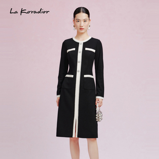 新款 春季 圆领单排扣a字连衣裙气质长裙通勤 Koradior拉珂蒂时尚