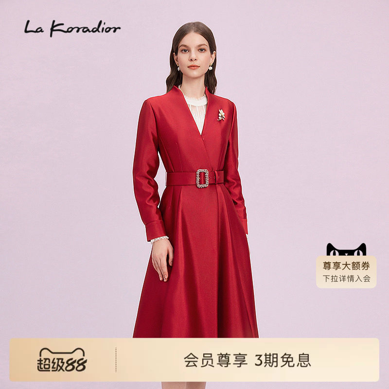 La Koradior拉珂蒂修身通勤时尚质感风衣女中红色收腰过膝长外套