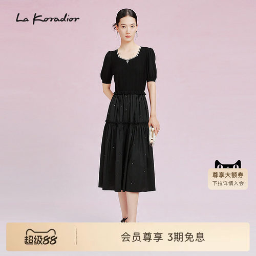 La Koradior拉珂蒂时尚春季新款法式钉珠小黑裙方领气质连衣裙女