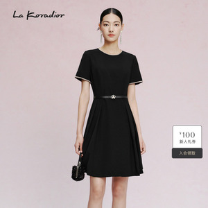 【商场同款】La Koradior拉珂蒂时尚春新款黑色收腰圆领连衣裙女