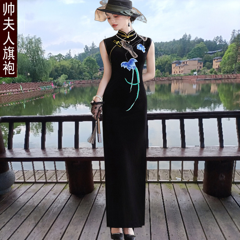 高端金丝绒旗袍长款2026无袖黑两边开叉走秀荷花刺绣演出宴会礼服