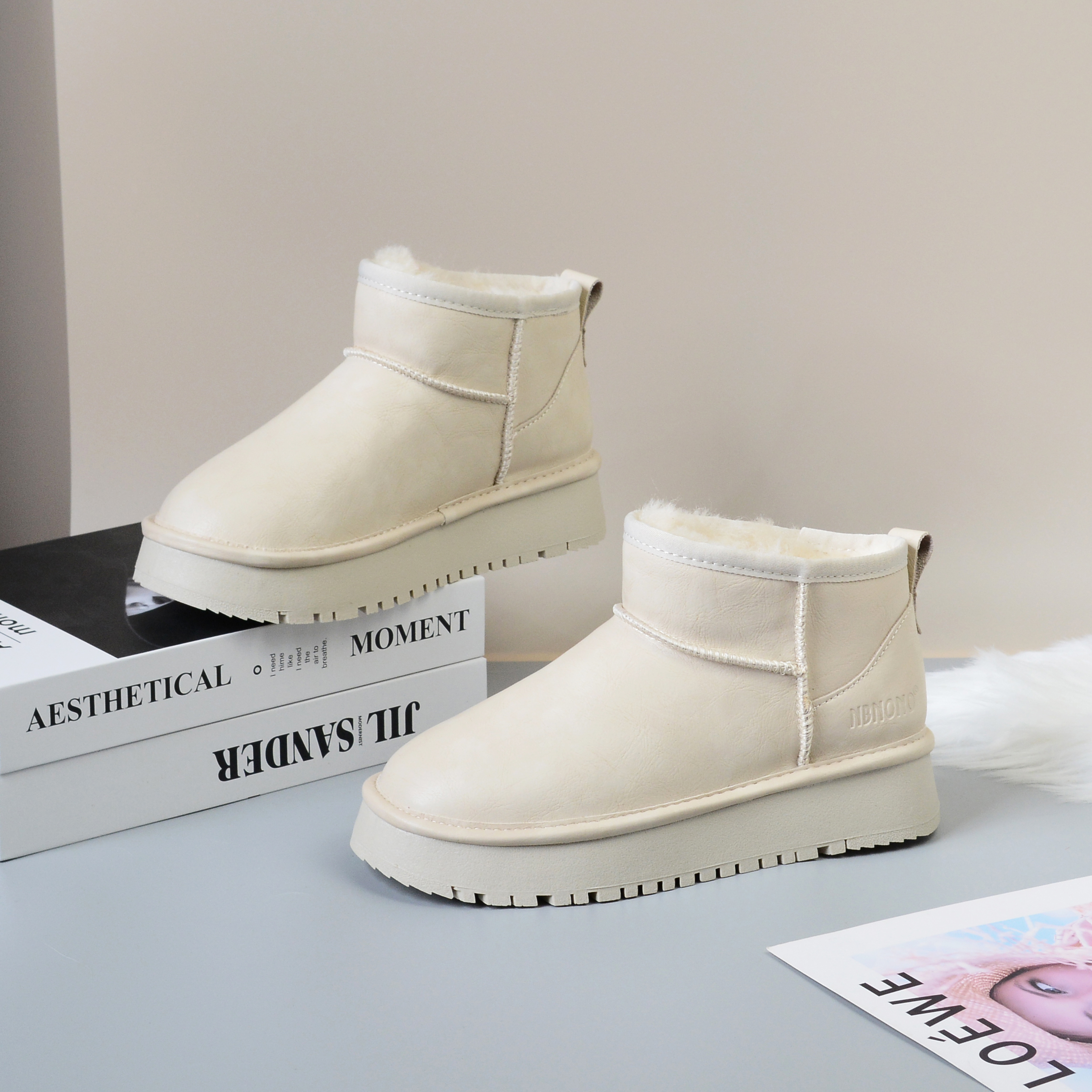 白色皮面防水厚底皮毛一体雪地靴女短筒冬季保暖加绒加厚学生棉鞋