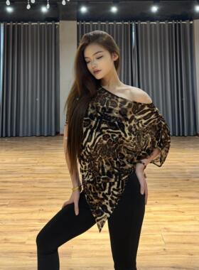 舞月Loyal新款拉丁舞服豹纹蝙蝠袖遮肉显瘦教师练舞罩衫性感露肩