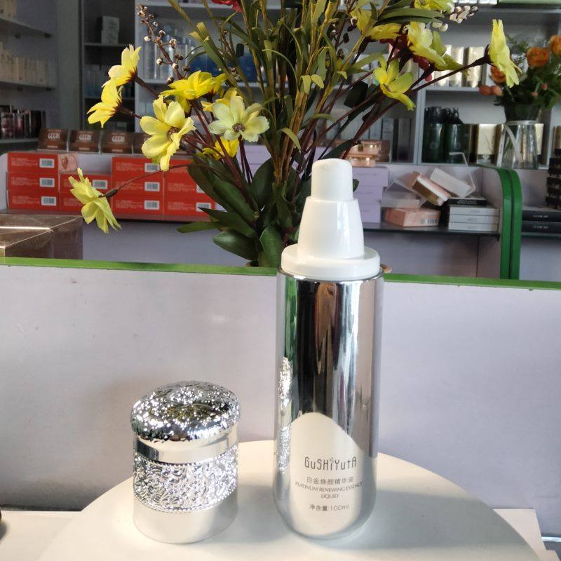 故事与她白金焕颜精华液100ml补水保湿滋润修护柔肤水女士