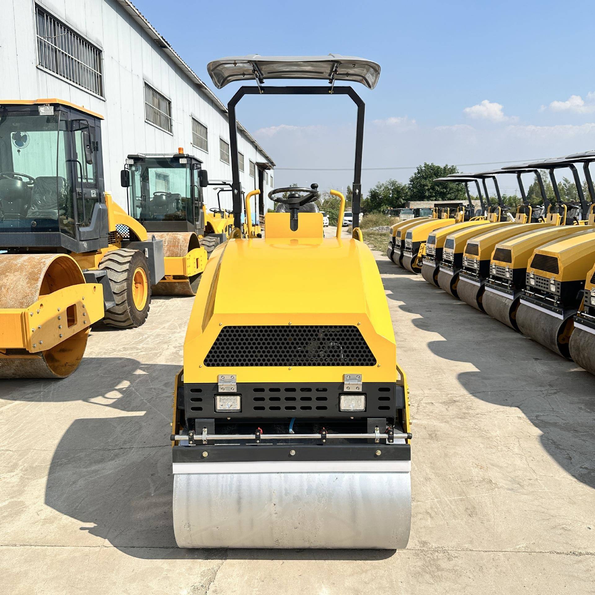 3吨双钢轮压路机1.2米钢轮宽度座驾式振动压路机激振力大价格好