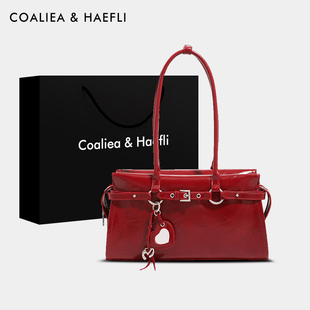 香港品牌原创女包包2026新款 高级感小众设计法棍包 复古腋下包时尚