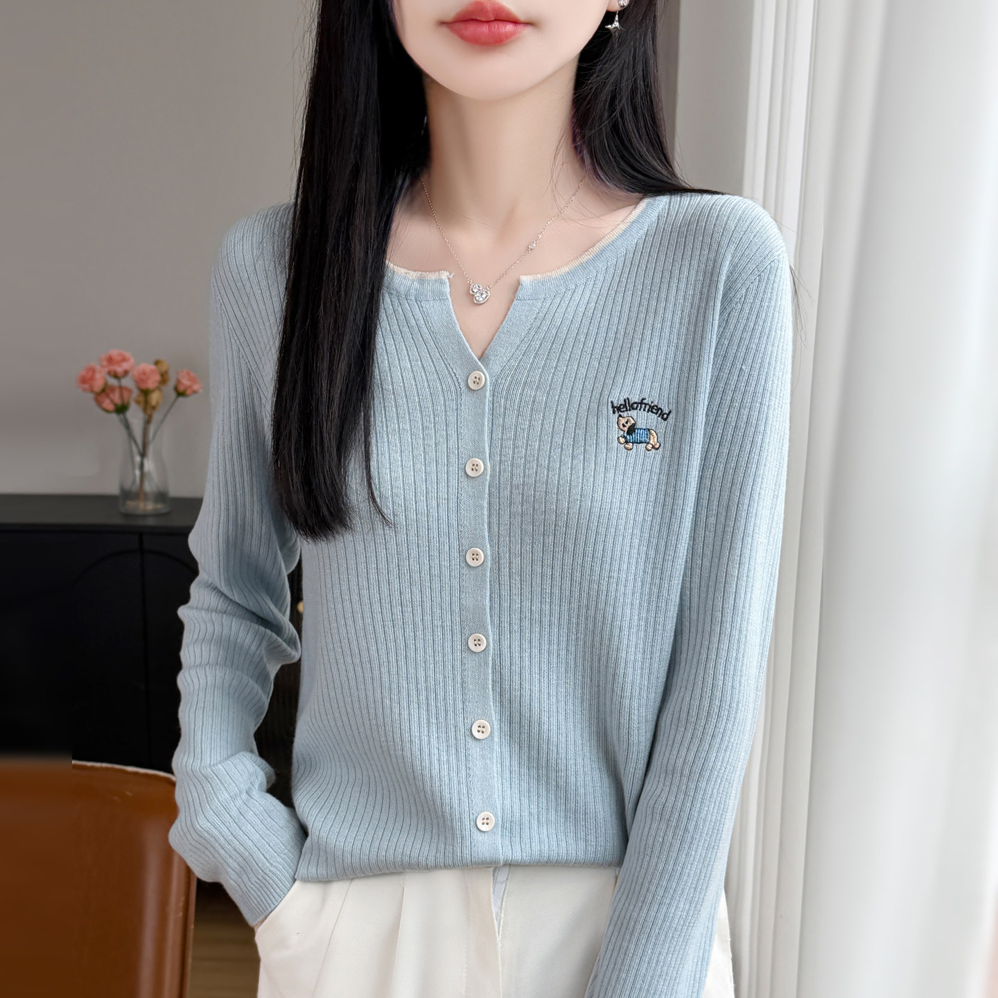 春秋新款V领刺绣针织开衫女宽松浅蓝色长袖毛衣外套薄款外搭上衣