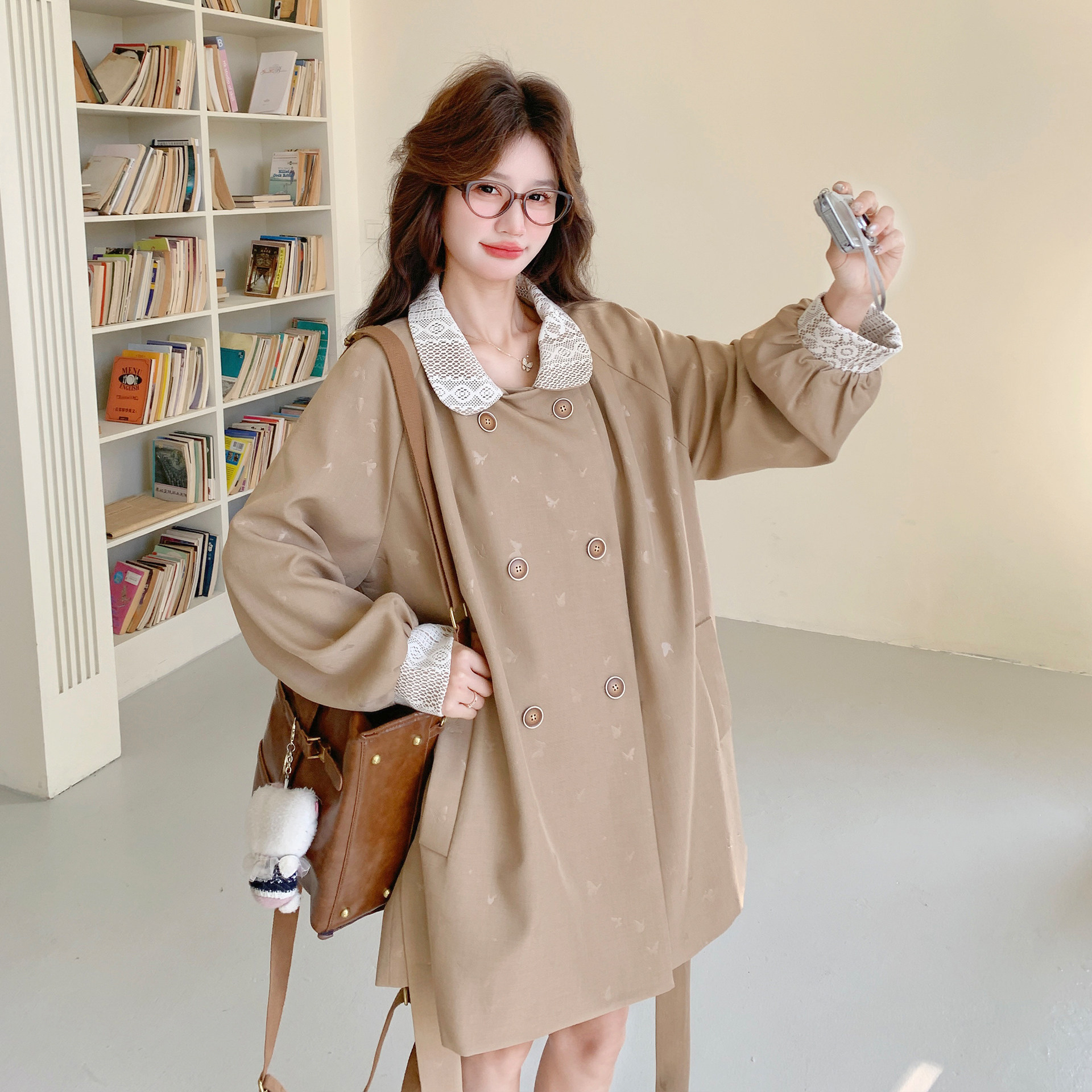 ），蕾丝拼接蝴蝶压花风衣外套2D120-F592-P175-268,女装风衣,2D120