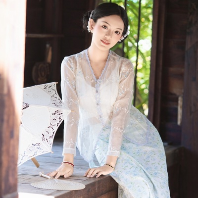 沙芭利 邂逅南洋风情小娘惹同款柔美蓝色系绣花上衣 碎花筒裙套装