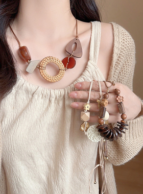 复古木质吊坠项链女2025新款时尚个性锁骨链波西米亚长款百搭配饰