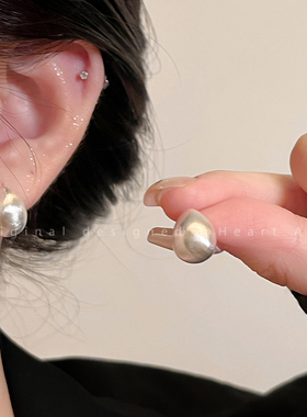 银色拉丝耳钉女2026新款爆款高级感耳环秋冬轻奢气质大气水滴耳饰