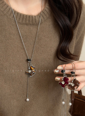 秋冬植绒小马抽拉项链女2025新款长款毛衣链轻奢高级感本命年配饰