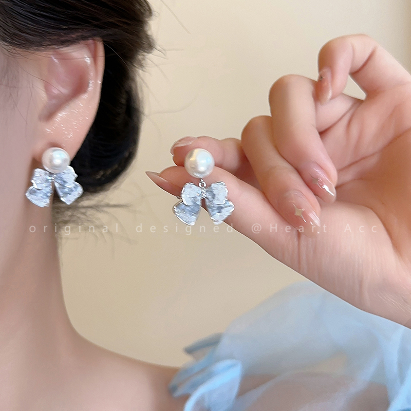 珍珠蝴蝶锆石蓝色耳环女轻奢高级感气质耳钉温柔方圆脸适合的耳饰