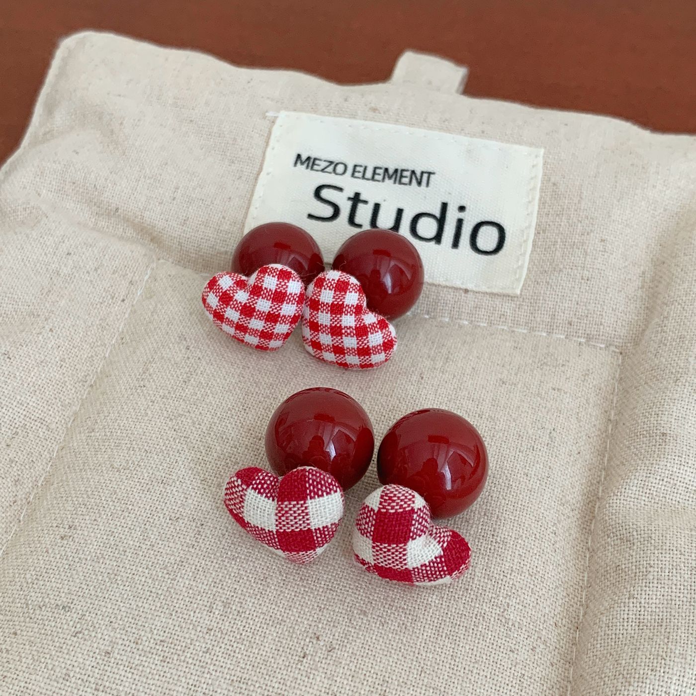 秋冬红白格子爱心红色珠子耳钉女银针高级感喜庆气质双戴式木耳饰