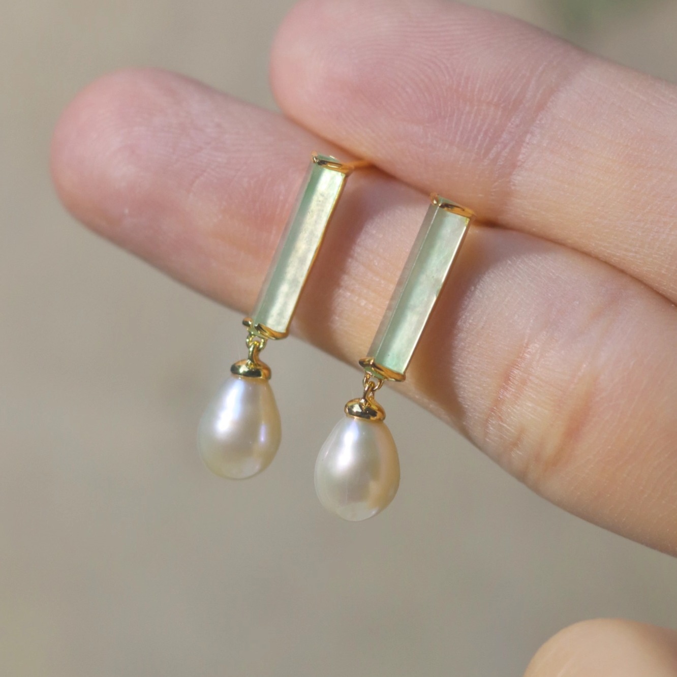 天然缅甸A货翡翠冰种阳绿耳环