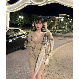 alwaysiris媛鸢/「瘦瘦系列」2023aw收腰V领皱褶气质针织连衣裙