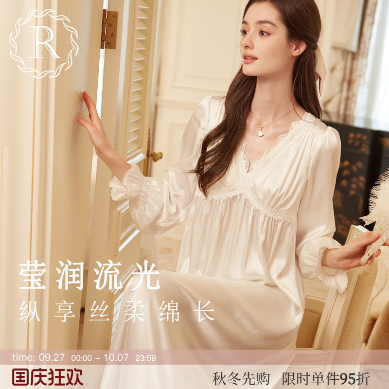 花边V领，可拆卸胸垫，直身A摆版型