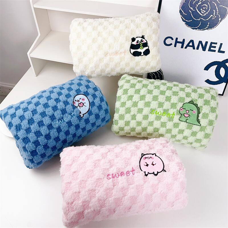 卡通暖手抱枕可插手办公室午睡枕