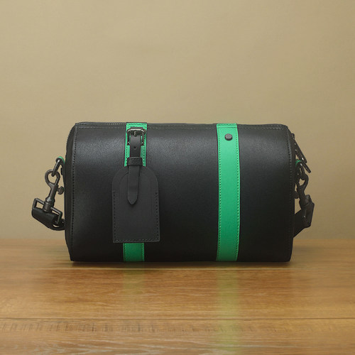 进口纳帕牛皮时尚运动枕头包中号