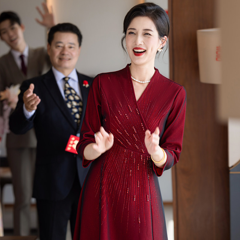 2026喜婆婆婚宴礼服年轻中长款旗袍女宴会端庄大气喜妈妈礼服