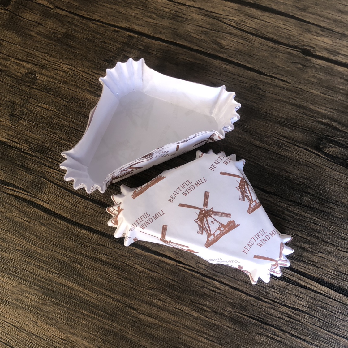 三角形耐高温防油烘焙蛋糕纸杯 热狗菠萝包淋膜纸托风车面包垫