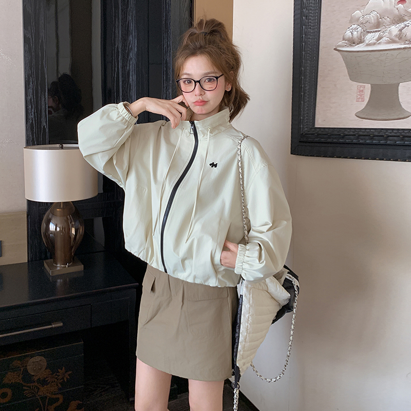 米色外套女款春秋2025超火独特漂亮初春短款小个子休闲冲锋衣夹克