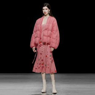 冬季女装2025新款时尚桃粉色短款丝绒羽绒服加厚白鸭绒面包服