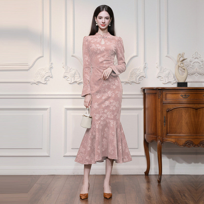 2025年冬季新款新中式立领水滴镂空喇叭袖收腰鱼尾印花连衣裙