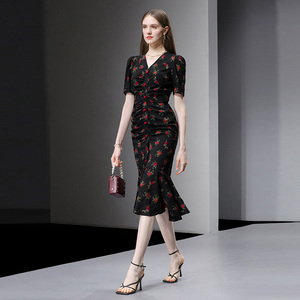 2026春季新款性感气质V领褶皱设计收腰包臀荷叶摆碎花鱼尾连衣裙