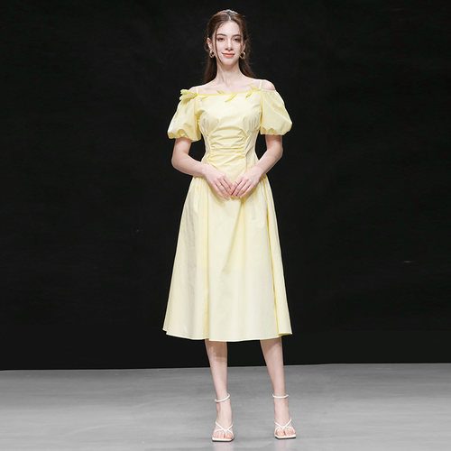 2026夏新款气质花朵装饰一字肩灯笼袖双C收腰显瘦大摆衬衣连衣裙