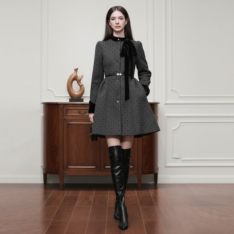 225冬季新款轻奢优雅可取蝴蝶结半高领A字撞色波点植绒毛呢羽绒服