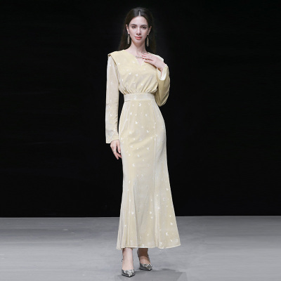 2025年冬季新款气质优雅法式V领链条长袖包臀鱼尾丝绒连衣裙