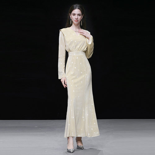 2025年冬季新款气质优雅法式V领链条长袖包臀鱼尾丝绒连衣裙