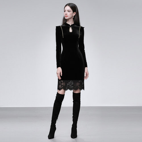 2025冬季新款新中式立领漏洞设计花边飞肩收腰直筒中长丝绒连衣裙