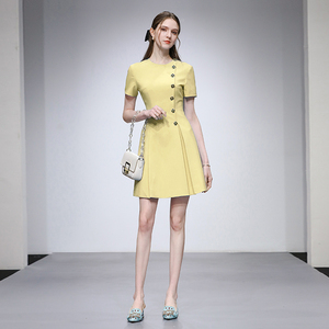 2026夏季新款时尚气质减龄马卡龙色系收腰纽扣装饰显瘦A摆连衣裙