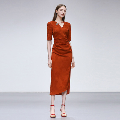 2025夏季新款新中式V领装饰扣垫肩收腰捏褶开衩不规则旗袍连衣裙