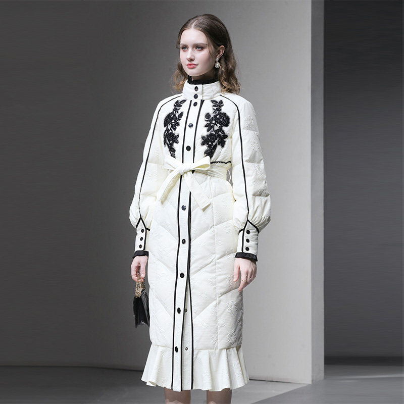 2025冬季新款时尚复古撞色贴花设计感系带收腰中长款加厚羽绒服女