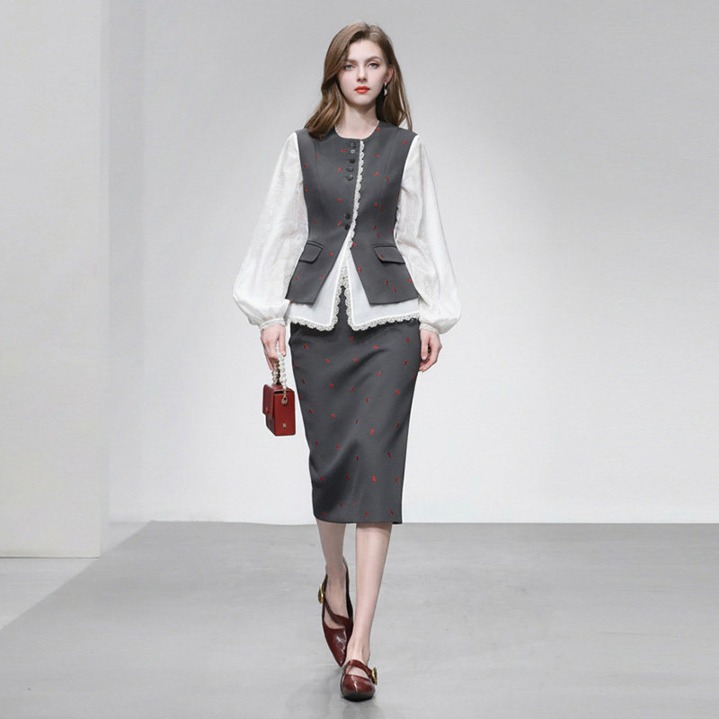 2026春新款古典千金风V领衬衫+收腰花边马甲+高腰中长半裙三件套