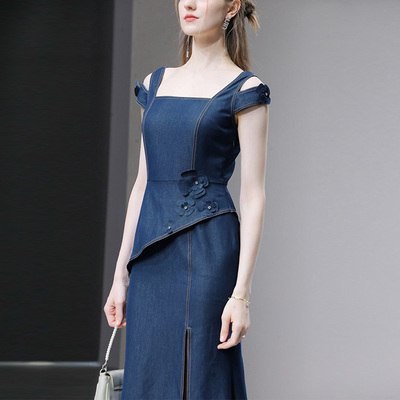 2025夏季新款方领露肩花朵装饰收腰包臀小A字开衩亮丝牛仔连衣裙