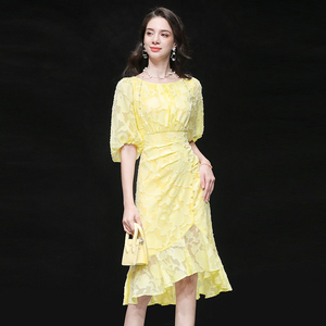 2026夏季新款气质鹅黄色灯笼袖修身收腰显瘦鱼尾连衣裙长裙女