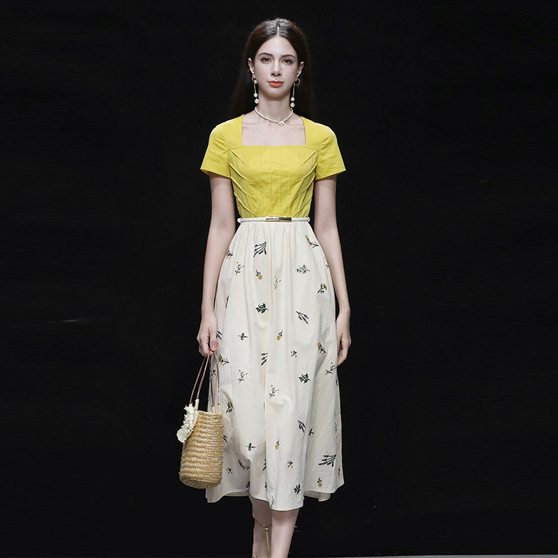 2026年夏季新款法式方领短袖收腰A字大摆撞色拼接绣花衬衣连衣裙