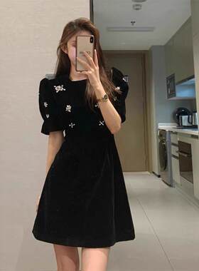 桔梗法式复古黑色金丝绒打底连衣裙心机小黑裙礼服女秋冬2026新款