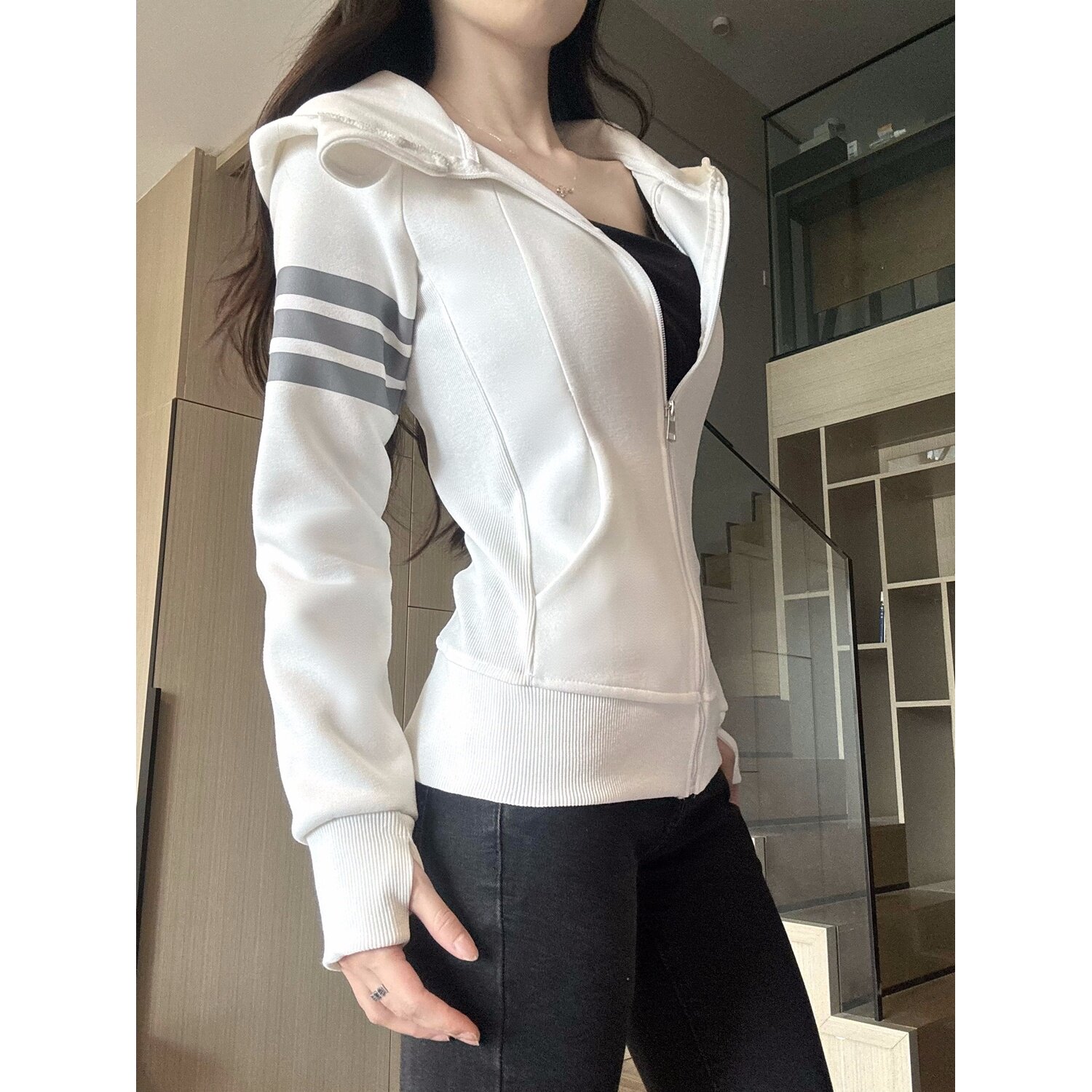 韩系三条杠设计感修身连帽短卫衣