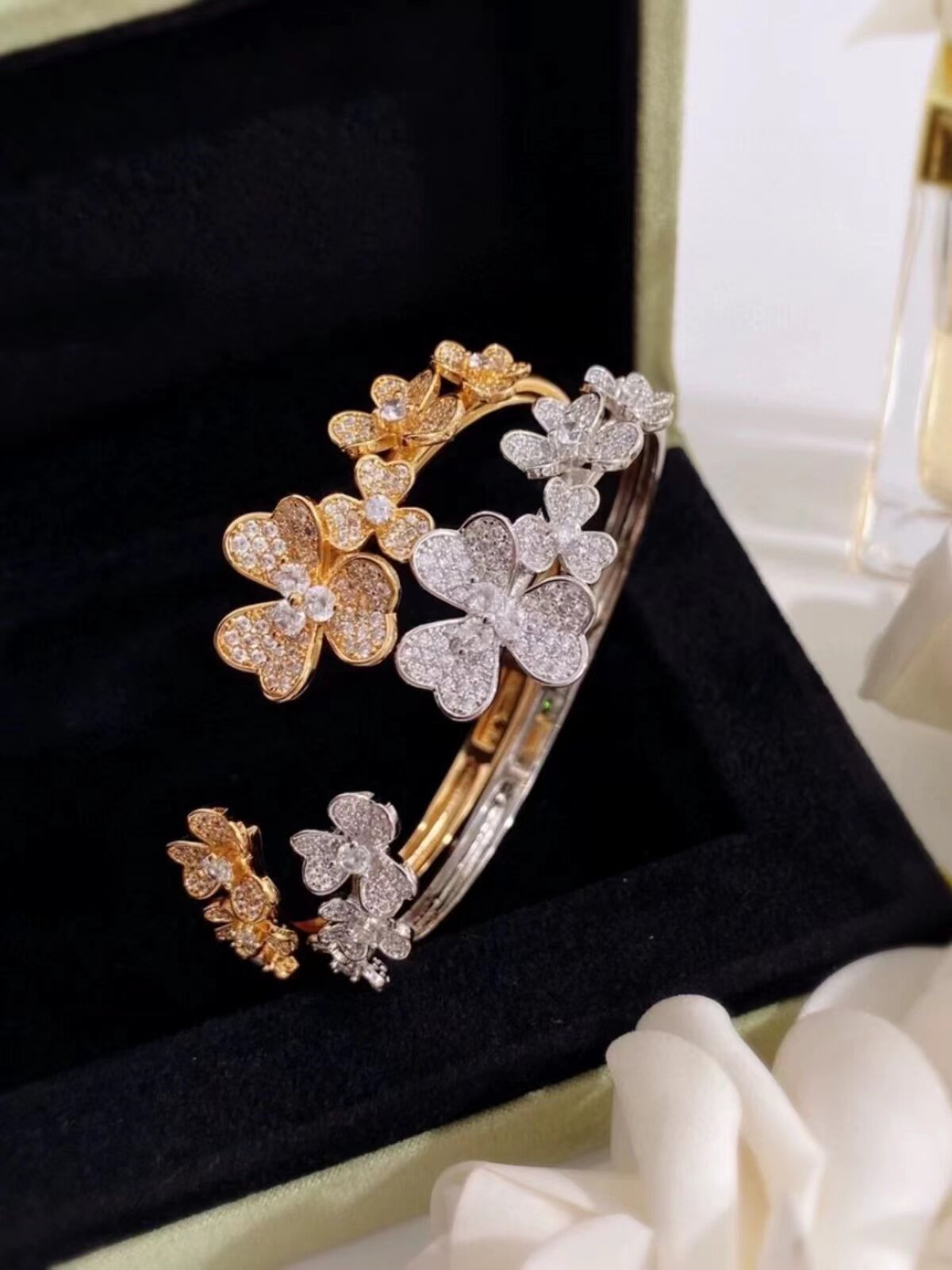纯18k白金进口d色莫桑石三花瓣手镯简约不掉色轻奢花朵