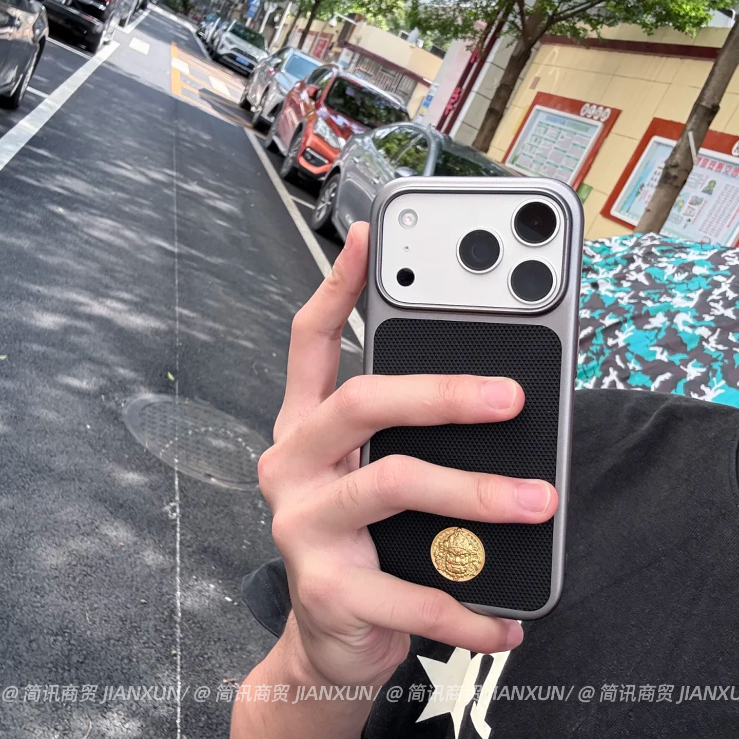 新款黄财神菱格纹适用苹果17promax手机壳iphone18pro防滑不粘指纹保护套air全包防摔16p金属漆15pc硬壳14/13